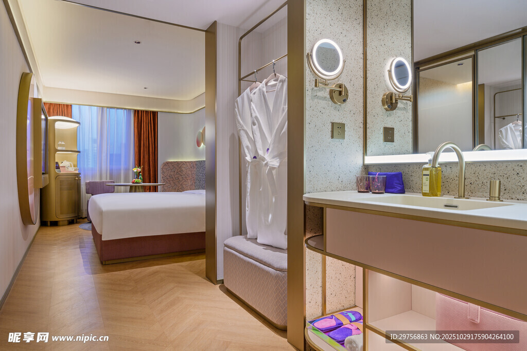 温馨酒店客房与卫浴空间