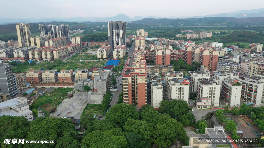 城市俯瞰高楼与绿树景观