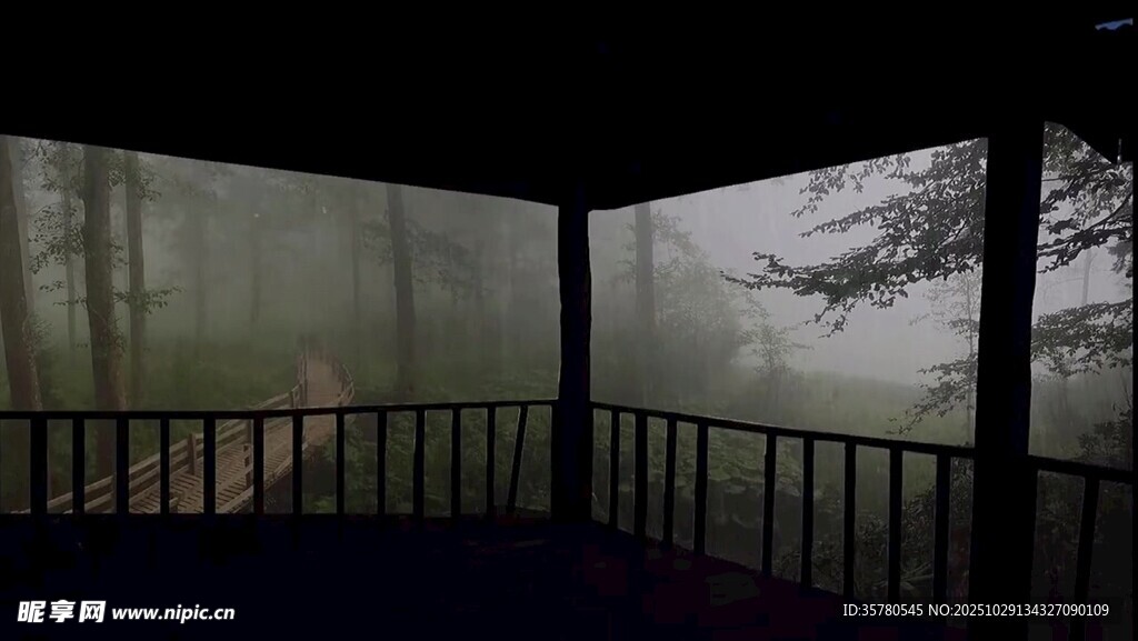 雾中露台静谧山林景致