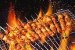 炭火上的美味烤肉串
