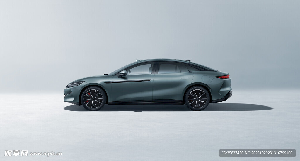 时尚灰色轿车展示