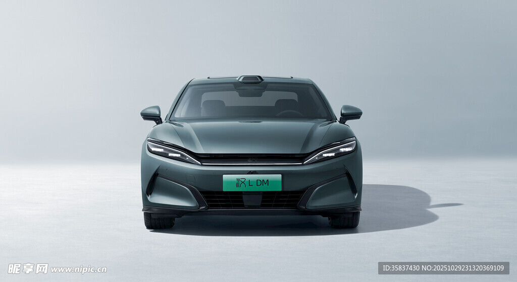 黑色轿车正面展示