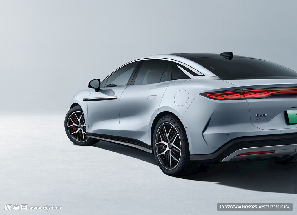 银色流线型电动汽车尾部