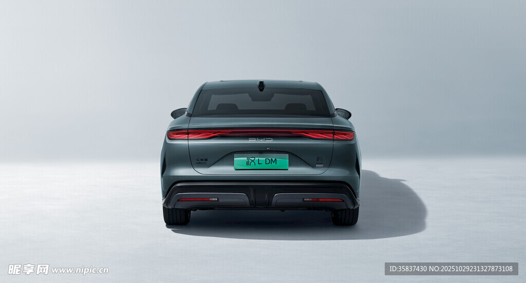 黑色汽车尾部特写