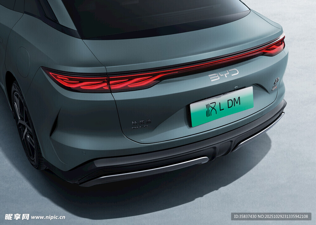 时尚灰色汽车尾部特写