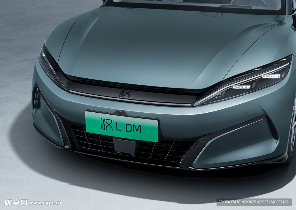 时尚炫酷新能源汽车前脸