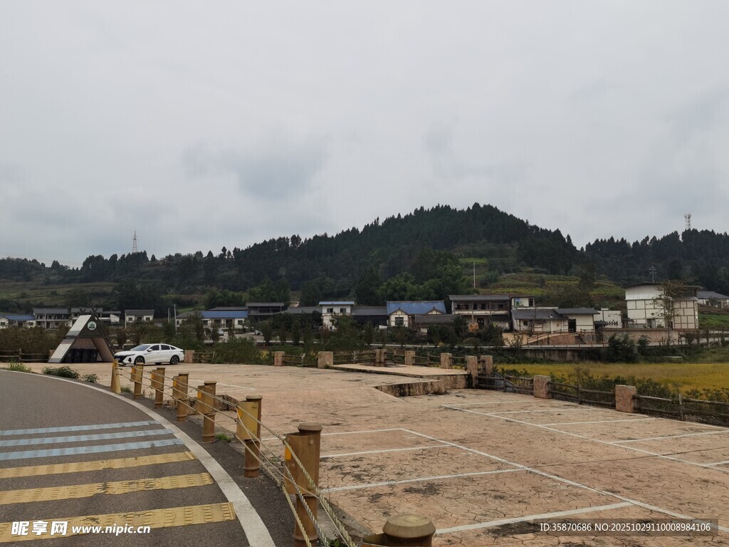 乡村小道旁的宽阔停车场