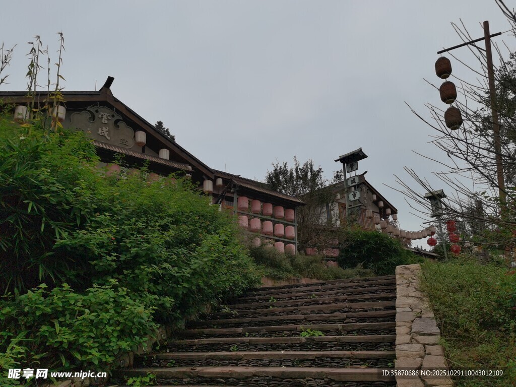 古村落石阶旁的传统建筑