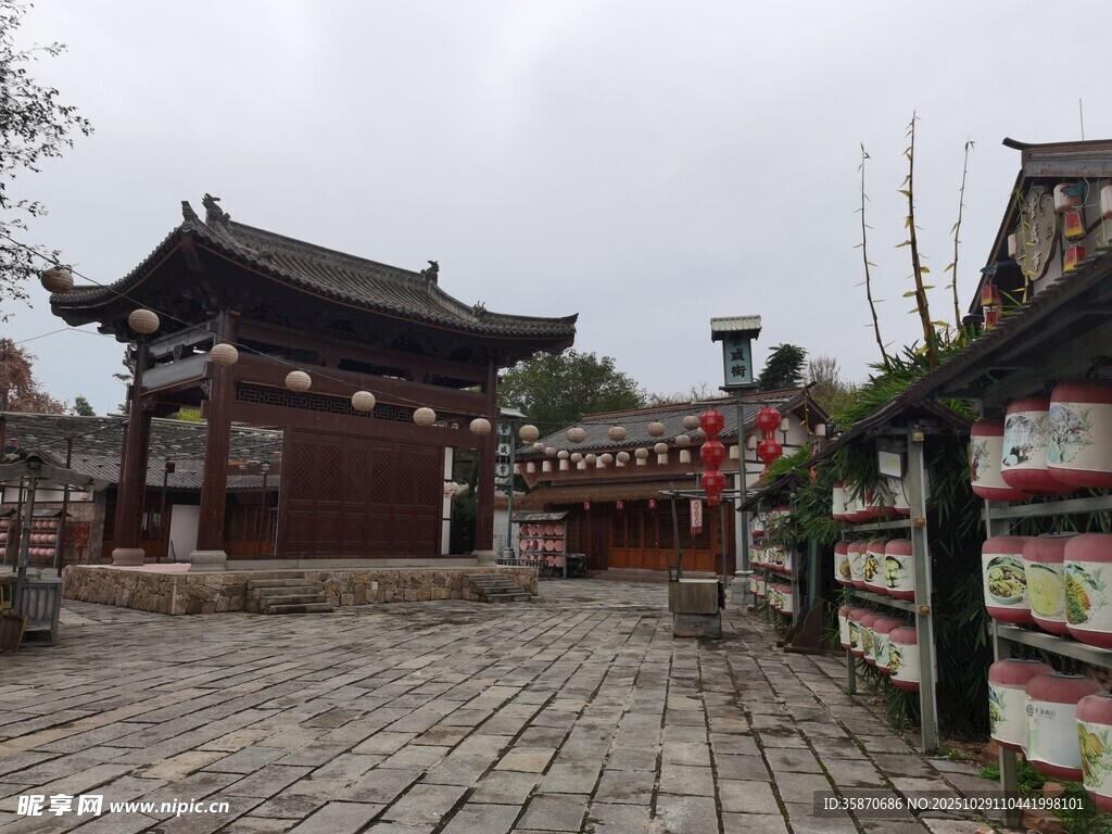 古雅中式建筑前的石板路