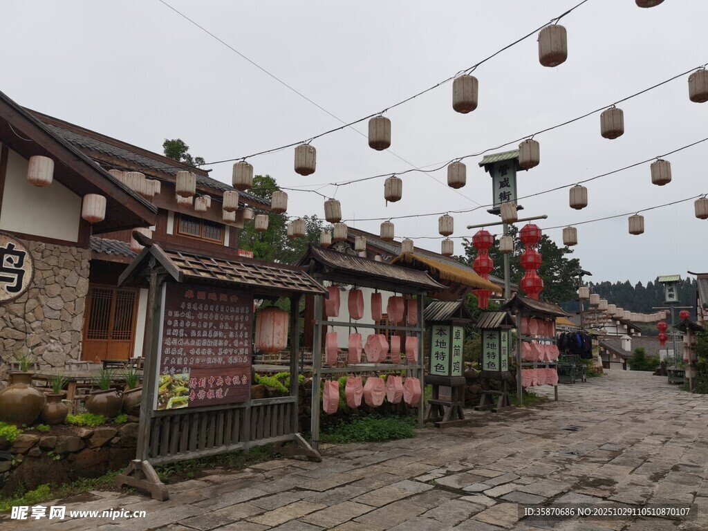 古街灯笼悬尽显中式韵味