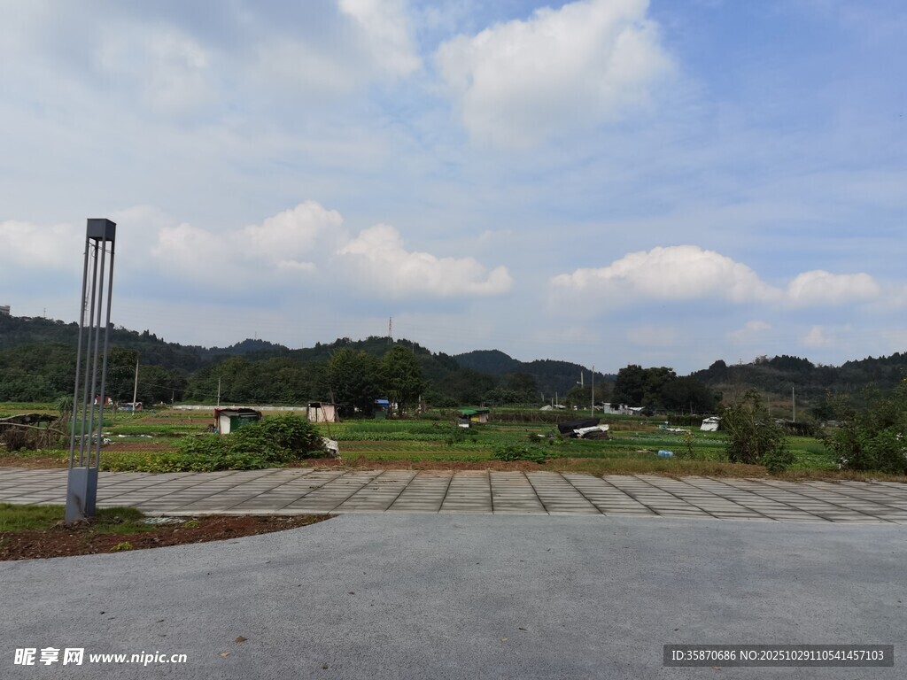 开阔户外场地与远处山林