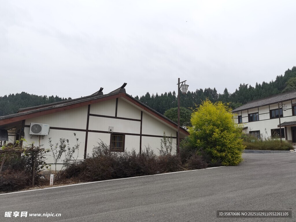 乡村风格建筑前的开阔场地