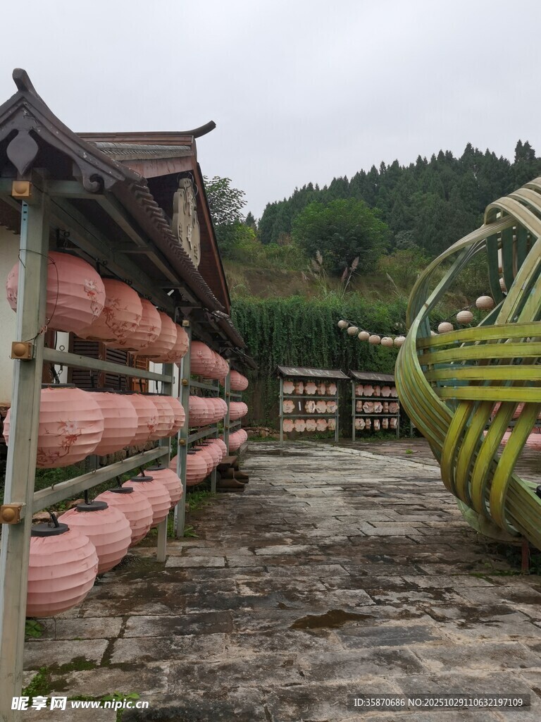 古巷旁的灯笼与特色装饰