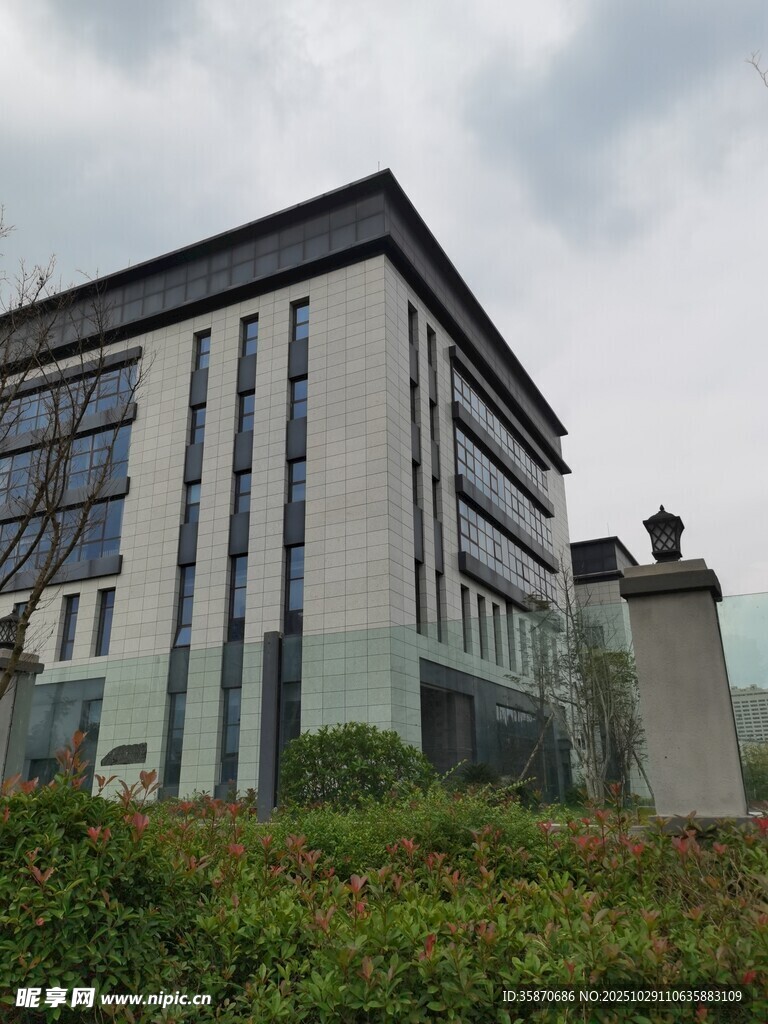 现代风格办公大楼外观