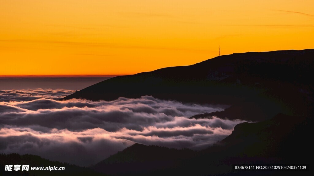 日出云海中的山峦美景