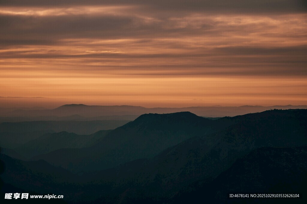 黄昏山峦间的壮美天际线