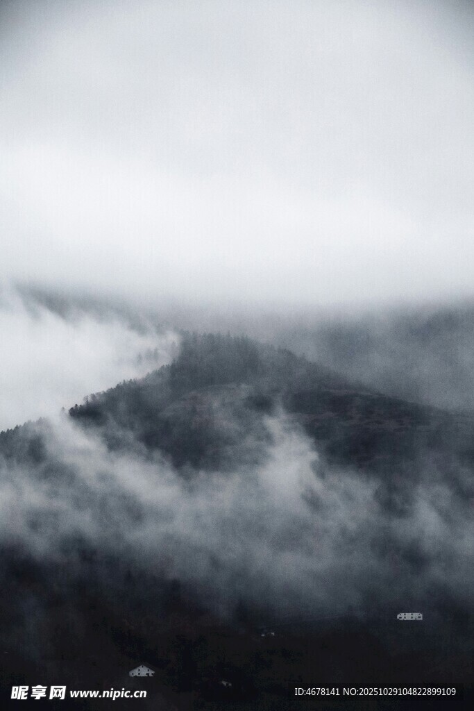 云雾缭绕的山间美景