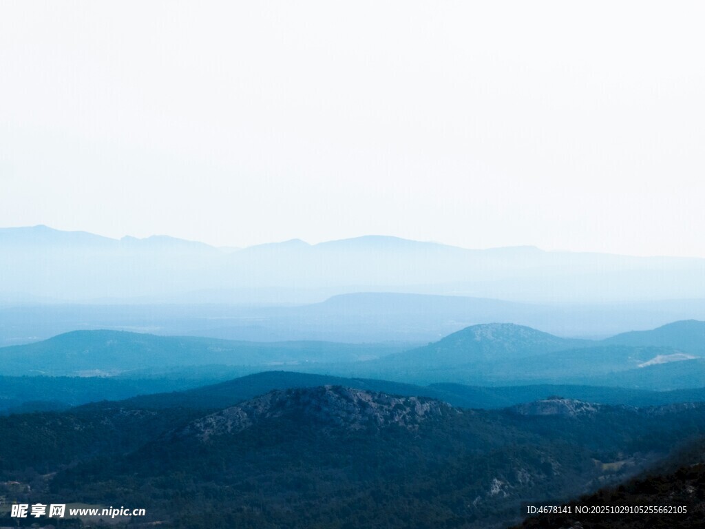 山峦叠嶂的壮阔远景