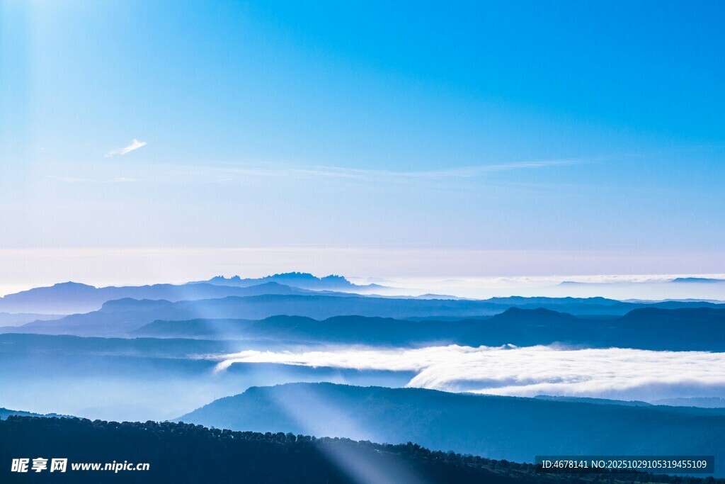 壮丽云海中的山峦美景