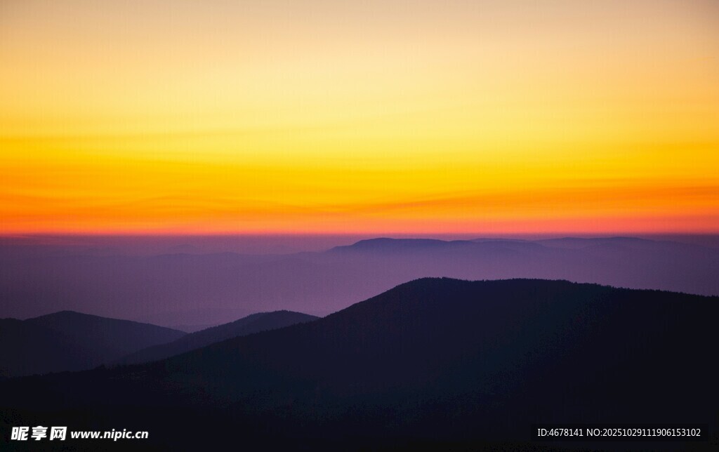 壮丽山间日落美景
