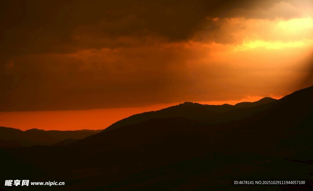 日落时分的壮丽山峦