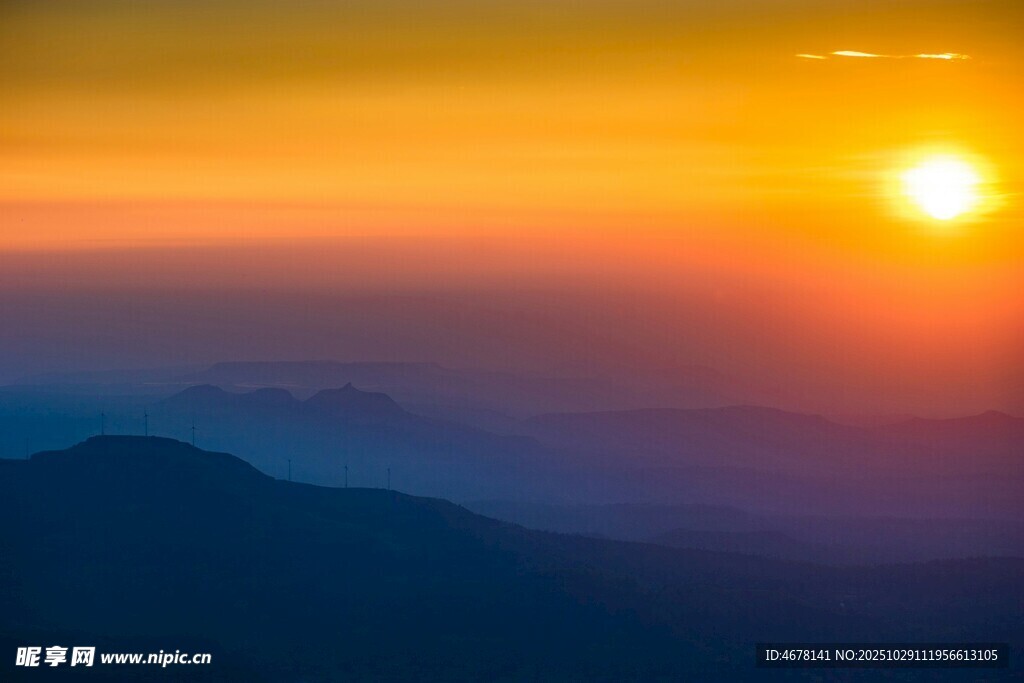 壮丽日出下的山峦景色