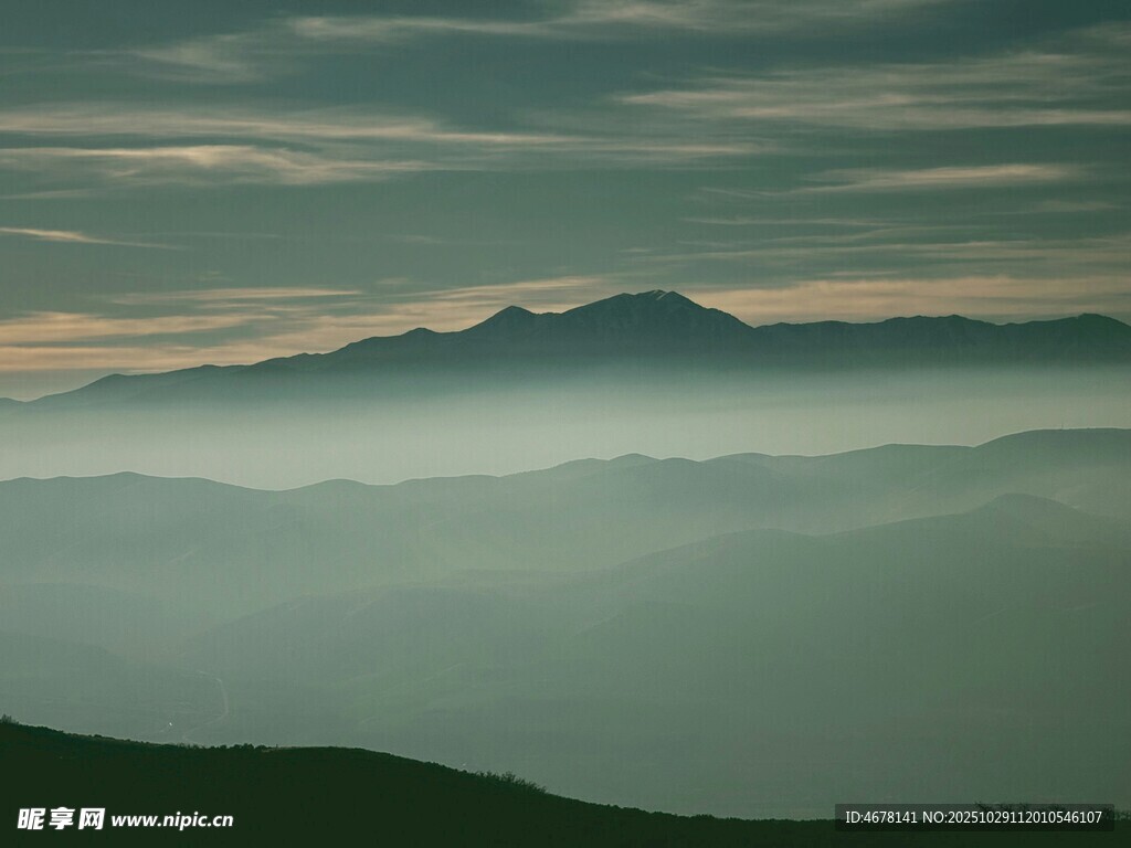 山间晨雾缭绕的壮美景色