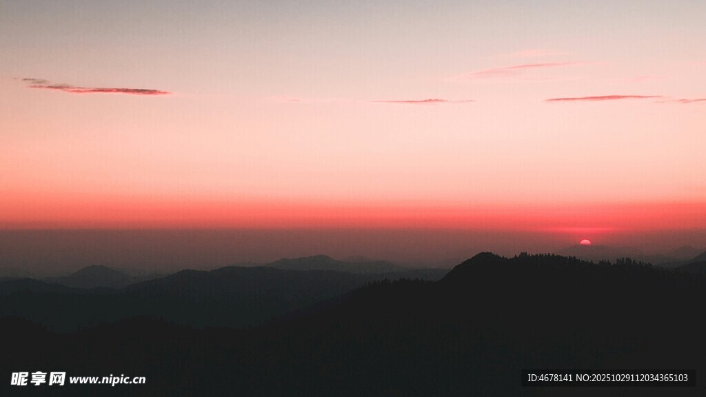 日落时分的壮丽山峦景色