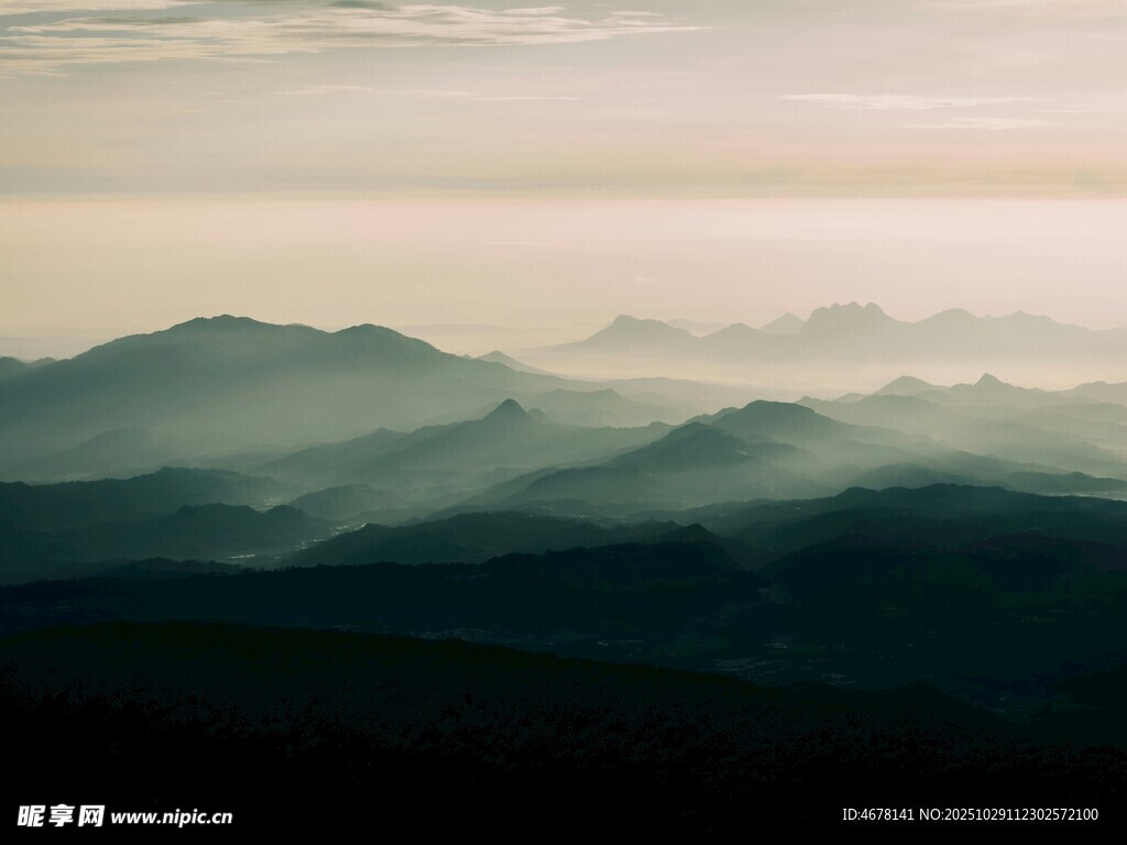山间晨雾缭绕的壮美景色