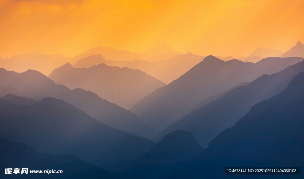 壮丽山峦间的绝美黄昏