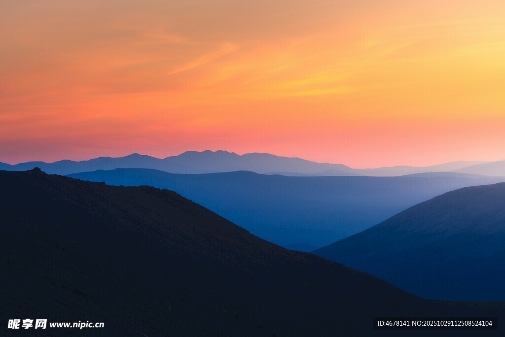 壮丽山间日落美景