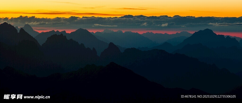 壮丽山峦间的绝美日落