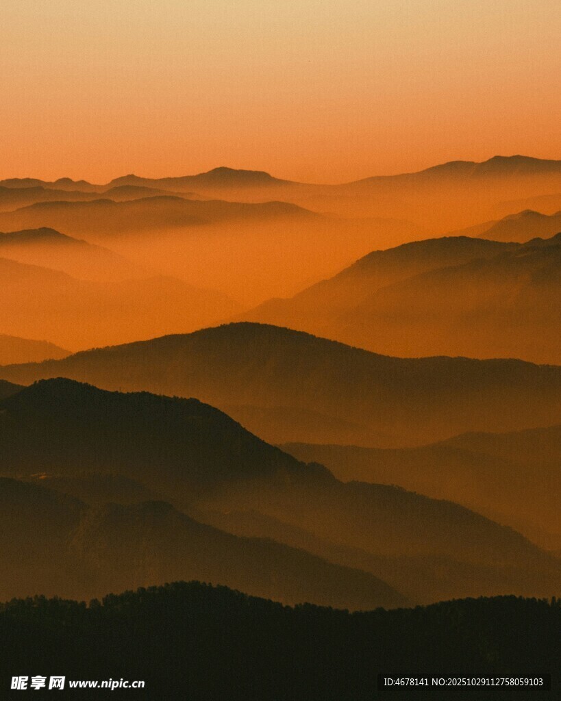 日出下的层峦叠嶂美景
