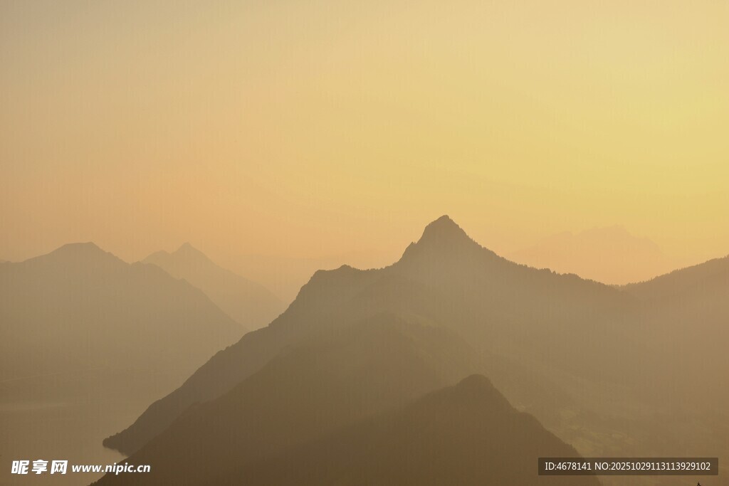 日出下的壮丽山峦