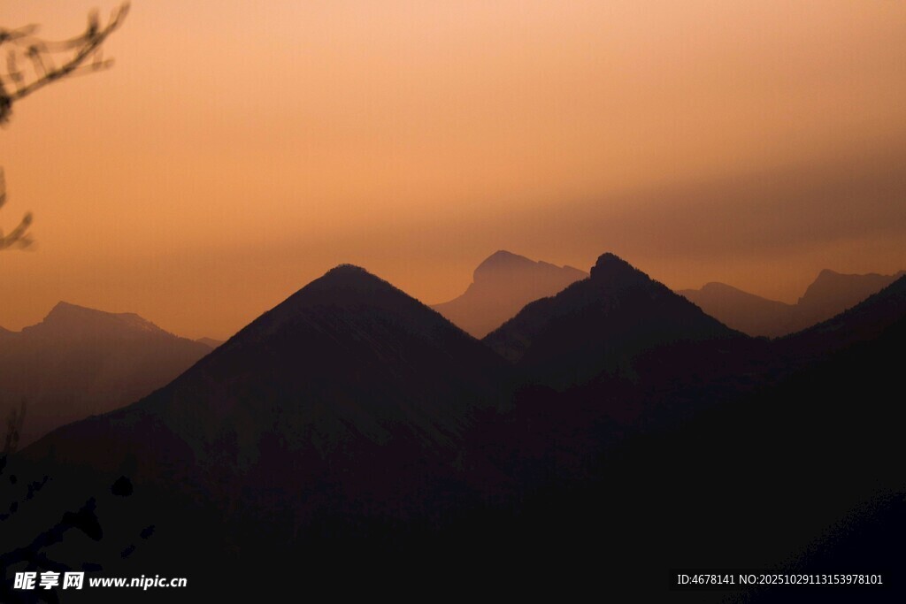 夕阳下的壮丽山峦