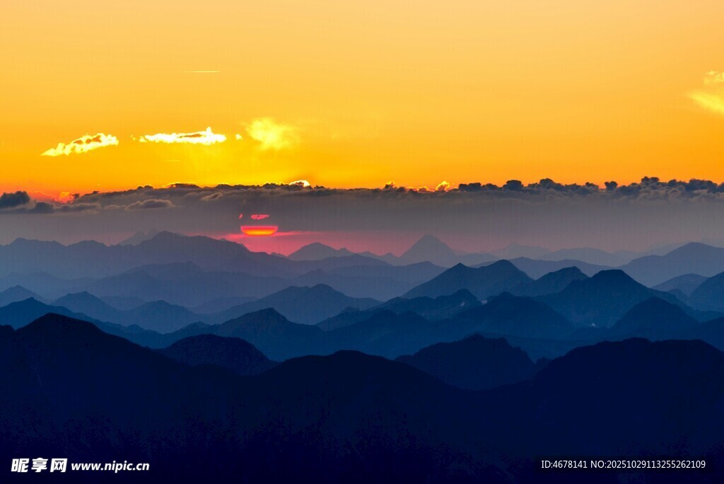 壮丽山峦间的绝美日落