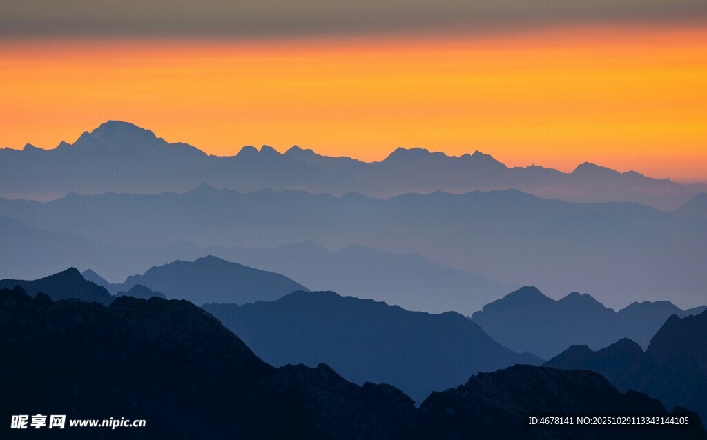 壮丽山峦间的绝美日落