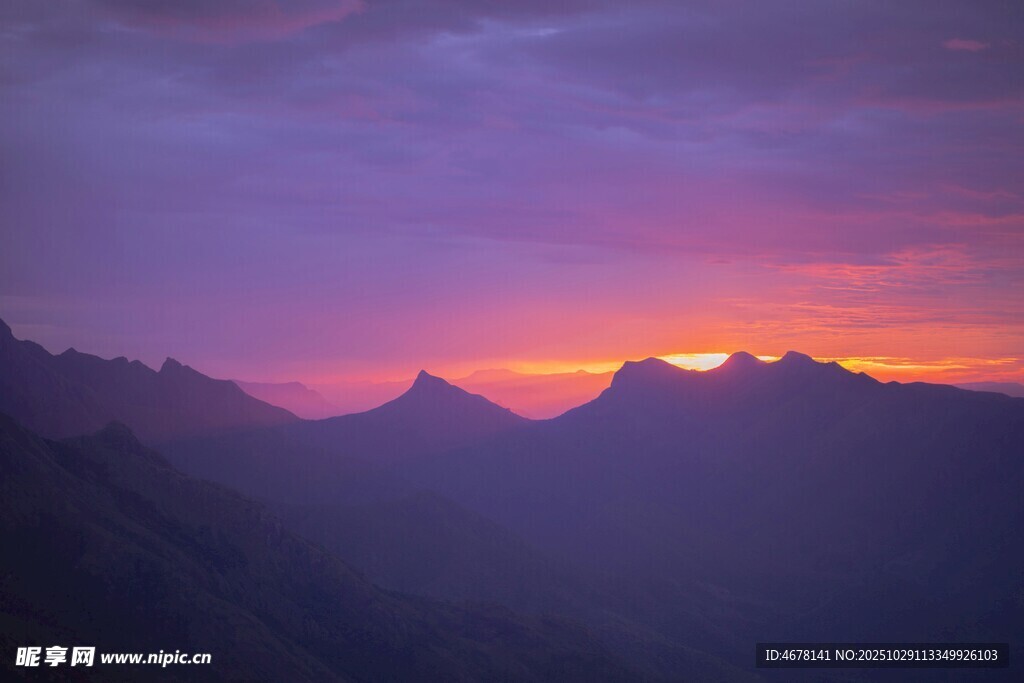 山间壮丽日落美景