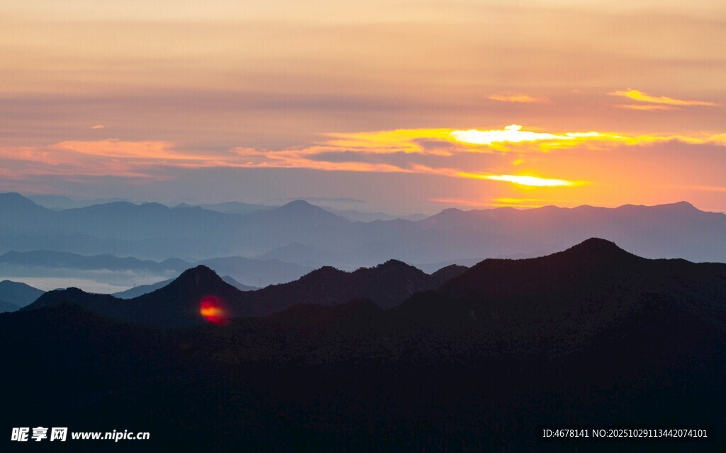 山间壮丽日落美景