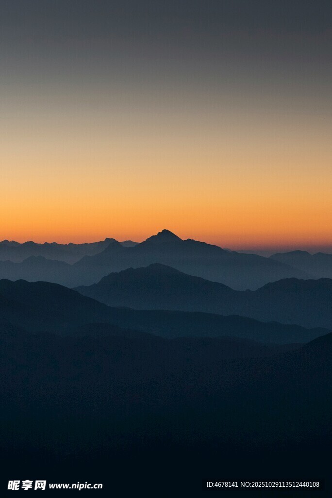 日出下的层峦叠嶂