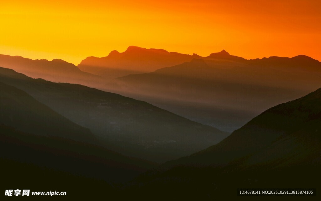 壮丽山间日落美景