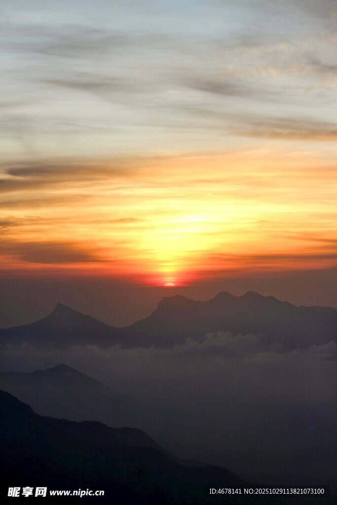 山间壮丽日出美景