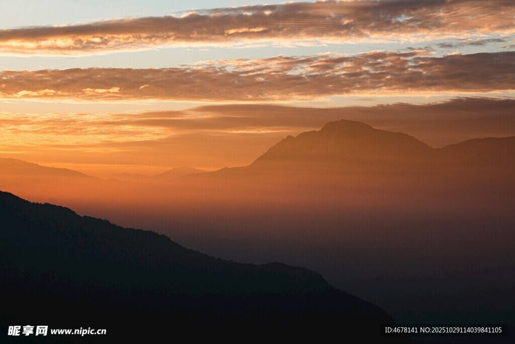 山间壮丽日出美景
