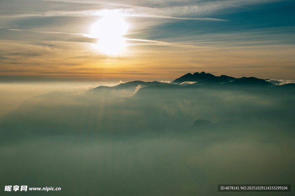 日出云海间壮丽美景