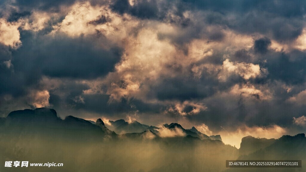 壮丽云海中的山峦美景