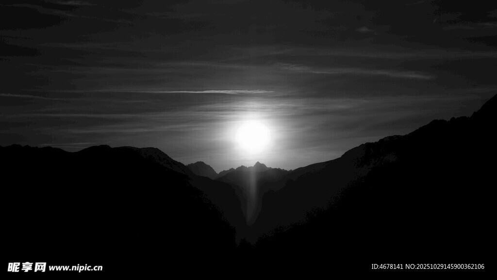 黑白山间日出美景