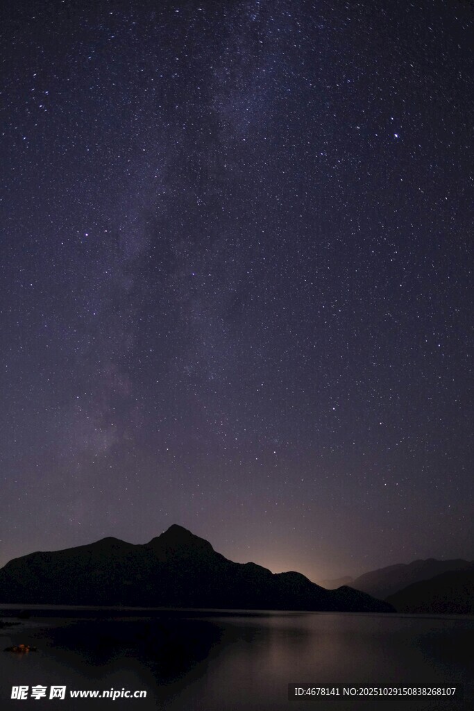湖畔星空下的静谧山峦