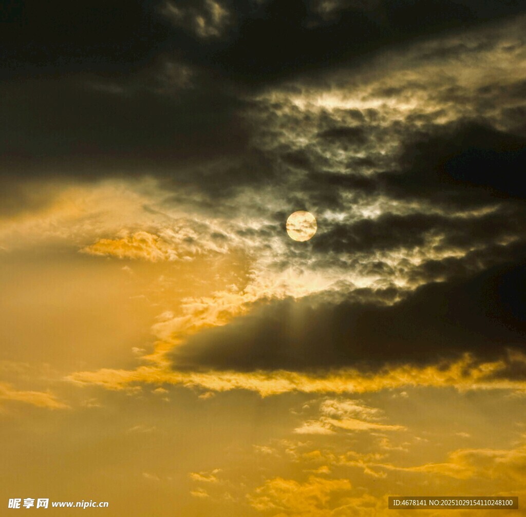 黄昏时分的壮丽云层景观