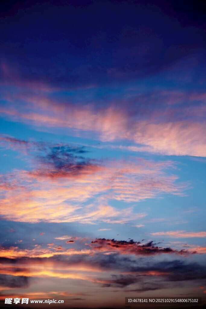 绚丽晚霞中的梦幻天空