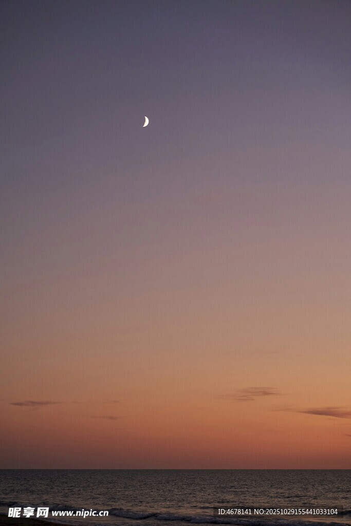 海边暮色中的弯月